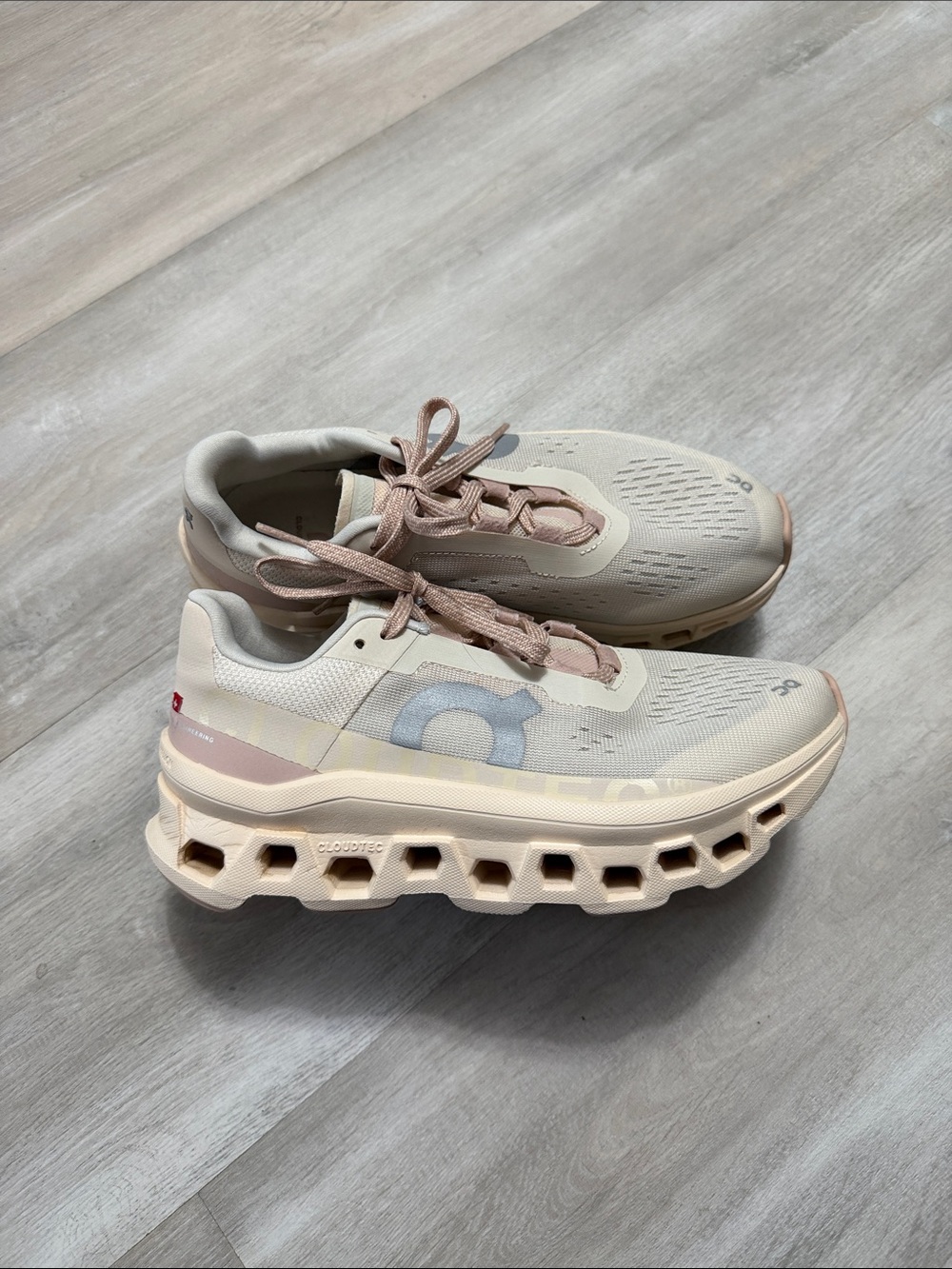 ON CLOUD SNEAKERS